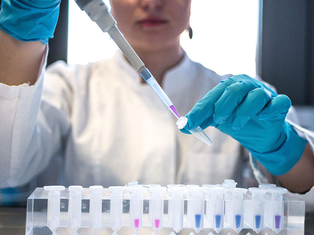 forensic worker 